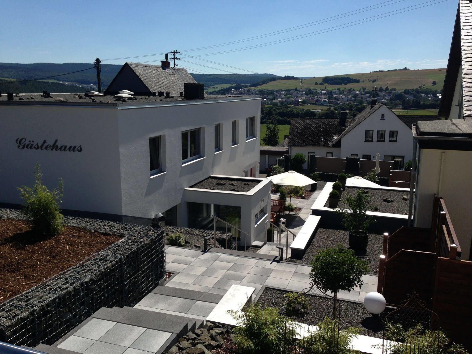 WohnRaum Hotel&Gästehaus Gusterath Exterior foto